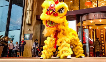 舞獅 梅花樁上的舞獅表演,驚險精彩(圖1)